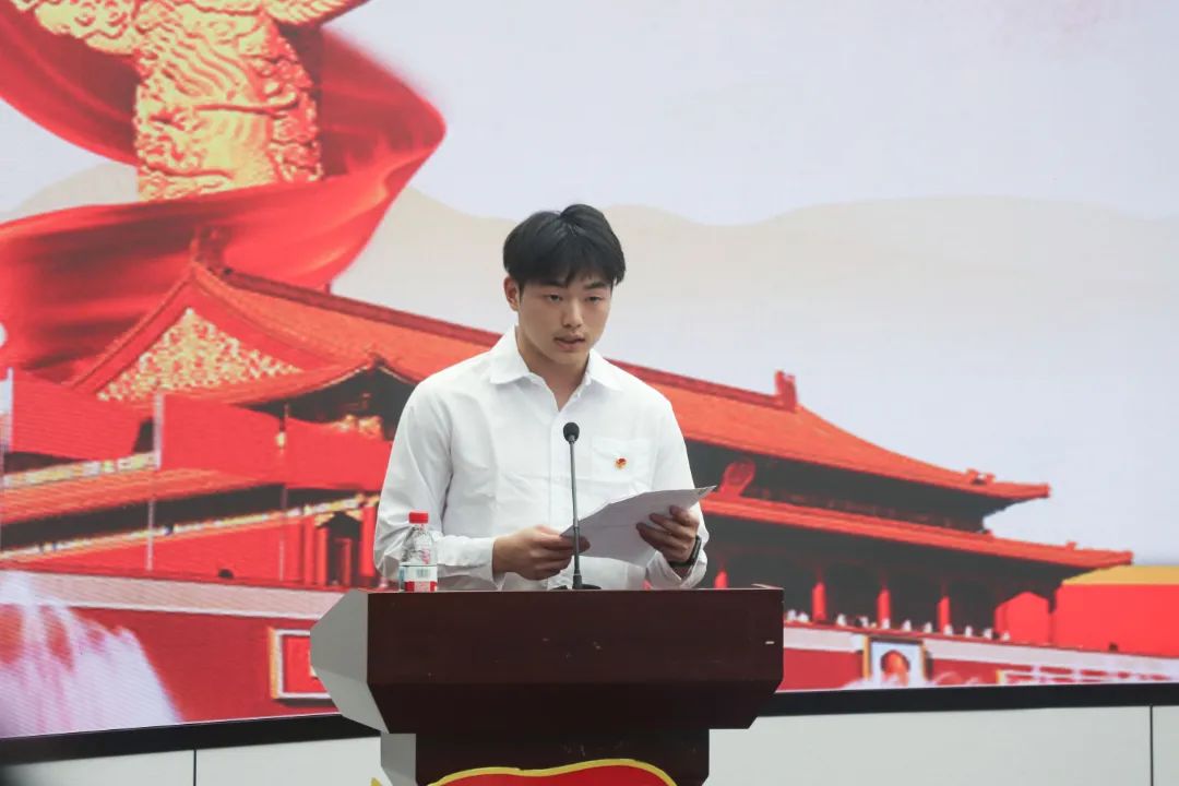 图为：同学在宣讲倡议书.JPG