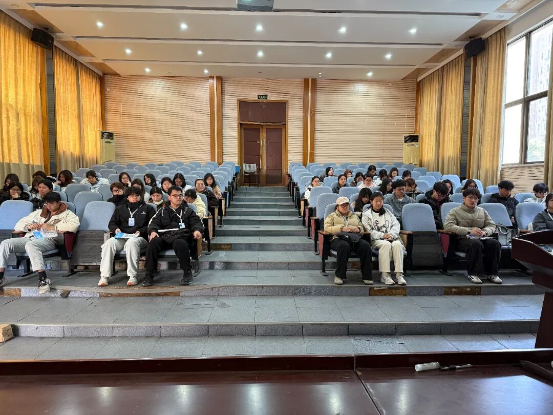 undefined 03学生听会议正面.jpg