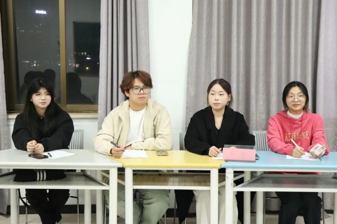 undefined 图为:评委在打分 _s018.JPG