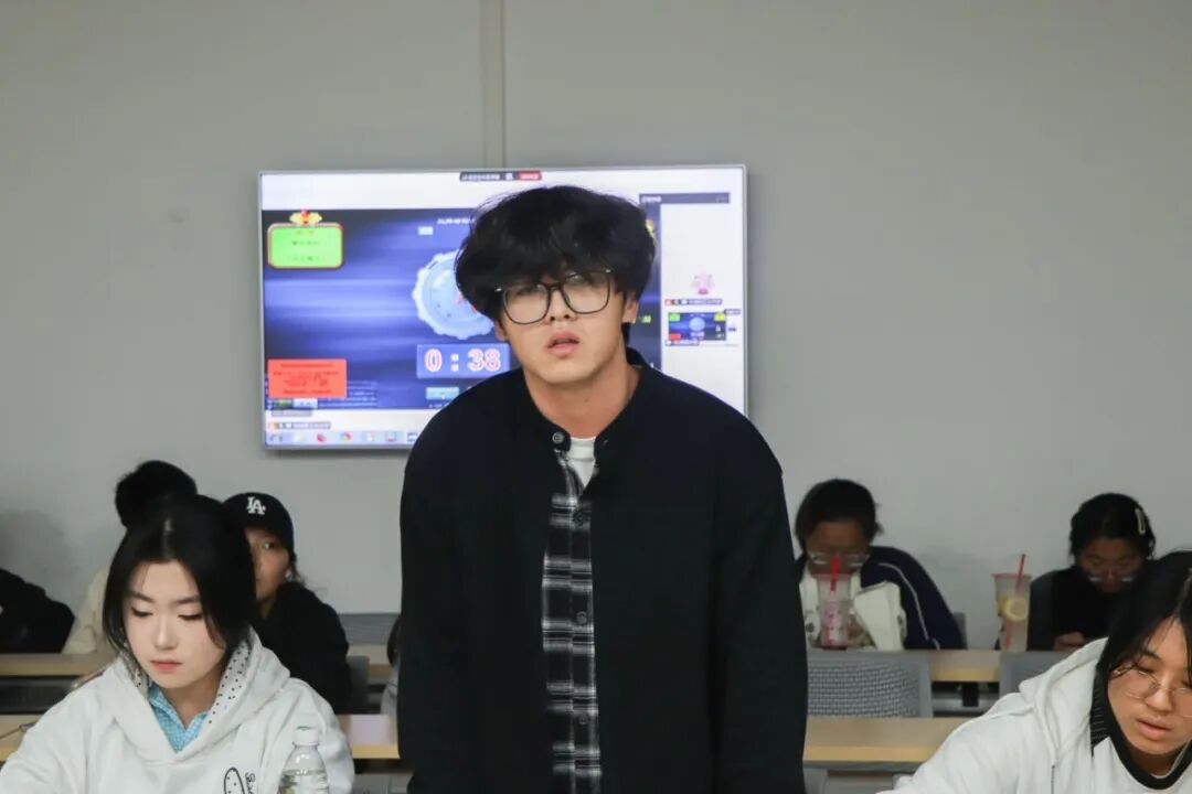 undefined 图为:正方选手在发言_s024.JPG