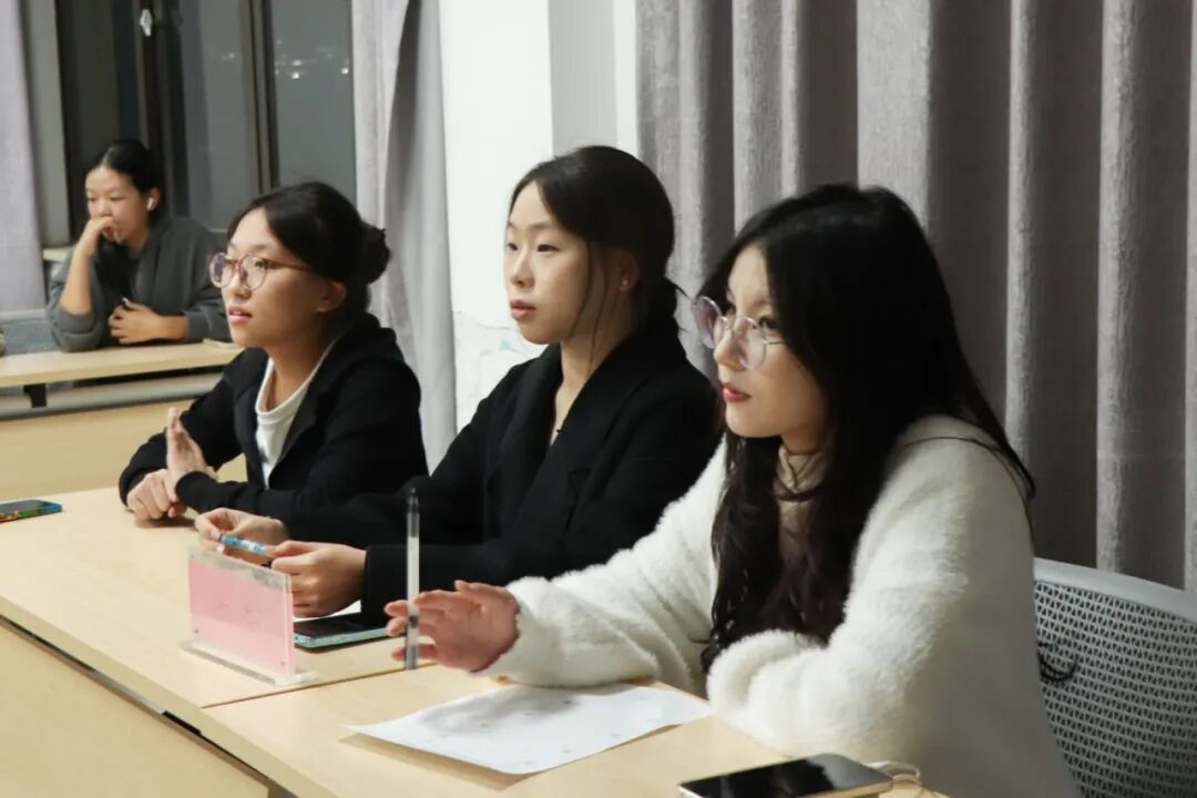 undefined 图为:评委在打分_s004.JPG