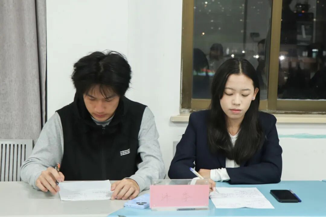 undefined 图为:评委在打分 _s016.JPG