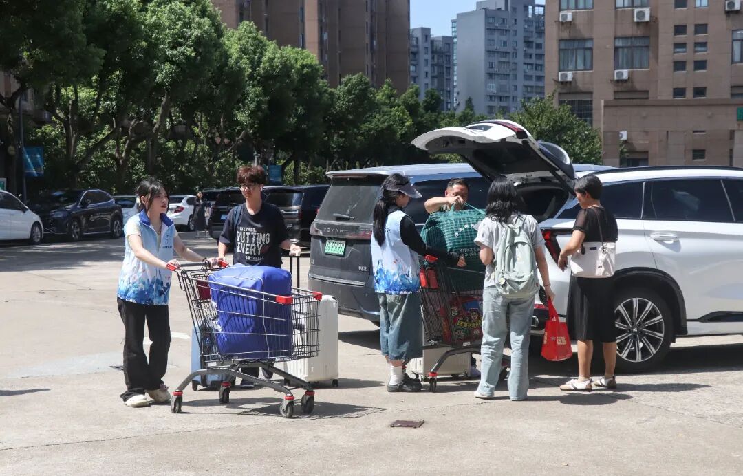 图为：志愿者们在搬行李.JPG
