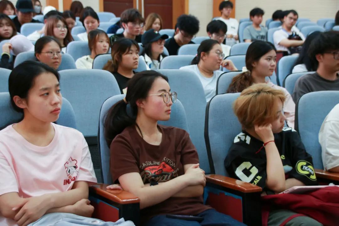图为：同学在认真听讲.jpg