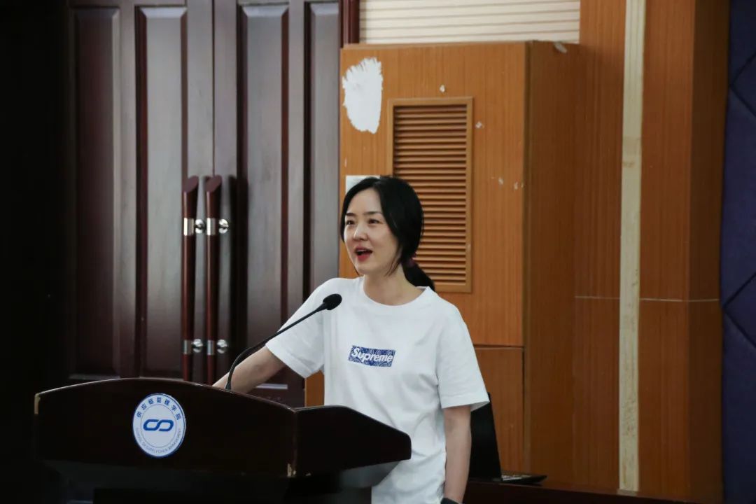 图为：老师在说话.jpg