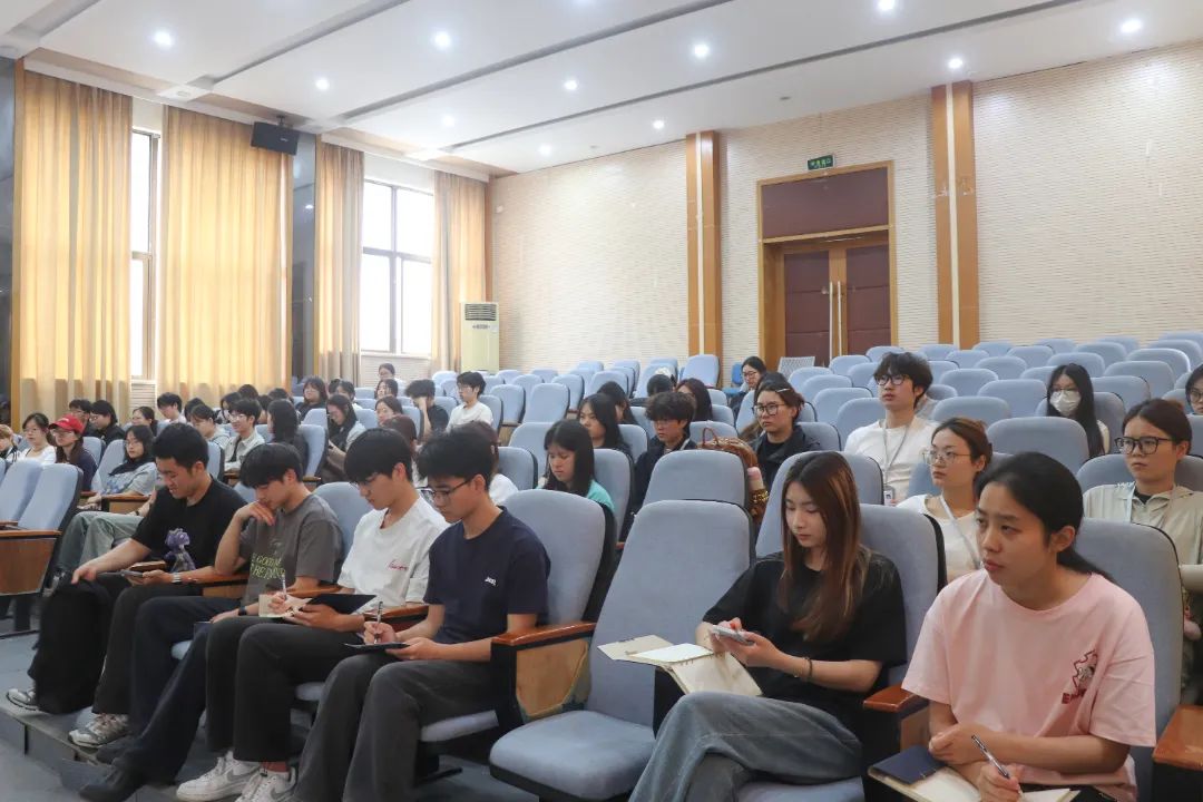 图为;同学们在听讲.JPG
